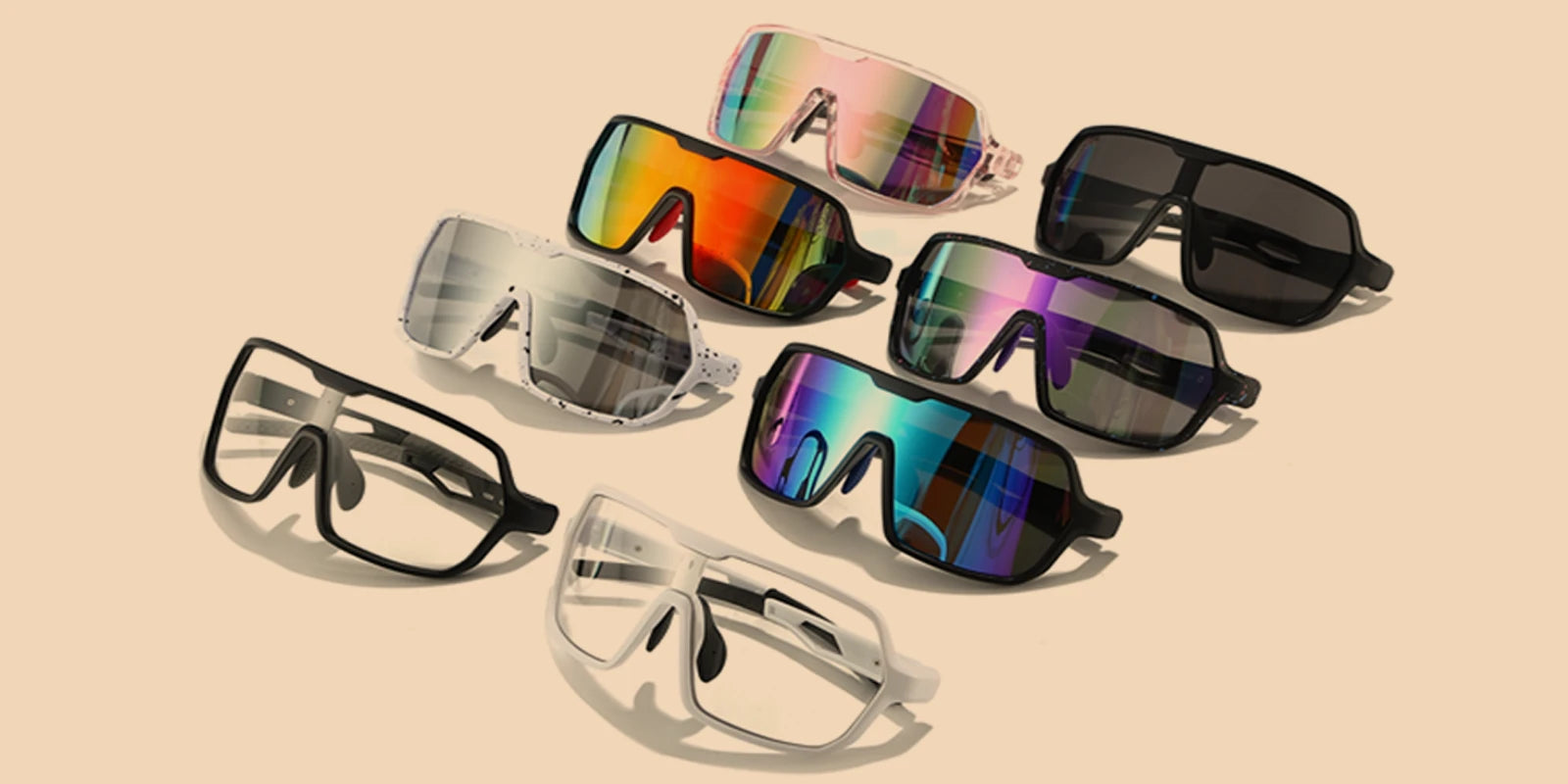 Colección de gafas de sol coloridas sobre un fondo beige.